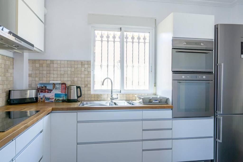 Casa Lilly-Rose, A Beautiful 3 Bedroom Detached Villa A Short Walk To The Villamartin Plaza & Golf Course Exteriör bild